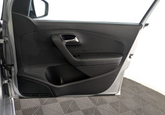 Подержанный автомобиль Volkswagen Polo Sedan 2015 года (24 фото)