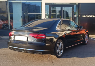 Подержанный автомобиль Audi A8 2014 года (5 фото)