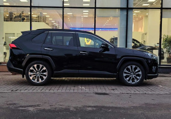 Подержанный автомобиль Toyota RAV4 2021 года (4 фото)