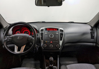 Подержанный автомобиль Kia Ceed Hatchback 2012 года (22 фото)