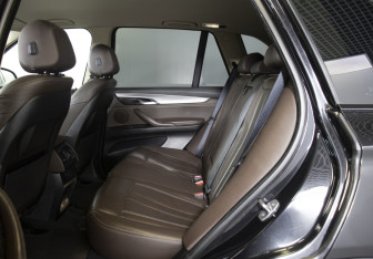 Подержанный автомобиль BMW X5 2015 года (14 фото)