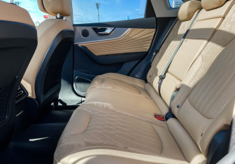 Подержанный автомобиль Hongqi HS5 2023 года (10 фото)