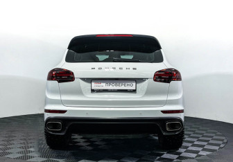 Подержанный автомобиль Porsche Cayenne 2015 года (6 фото)