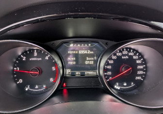 Подержанный автомобиль Kia Carnival 2017 года (16 фото)