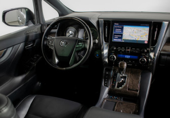 Подержанный автомобиль Toyota Alphard 2021 года (17 фото)