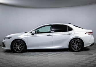 Подержанный автомобиль Toyota Camry Sedan 2022 года (8 фото)