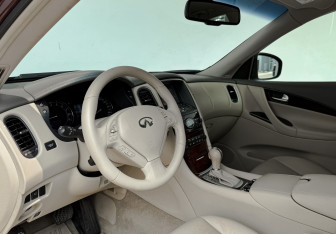Подержанный автомобиль Infiniti QX50 2014 года (15 фото)