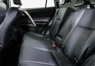 Подержанный автомобиль Toyota RAV4 2015 года (13 фото)