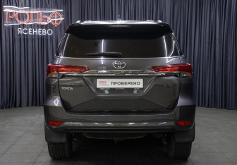 Подержанный автомобиль Toyota Fortuner 2018 года (6 фото)