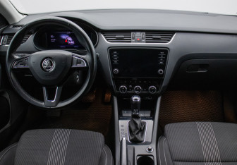 Подержанный автомобиль Skoda Octavia Liftback 2018 года (13 фото)