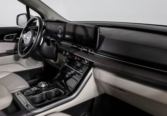 Подержанный автомобиль Kia Carnival 2021 года (9 фото)