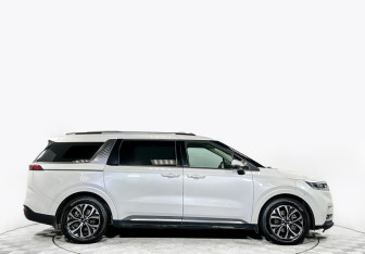 Подержанный автомобиль Kia Carnival 2021 года (4 фото)