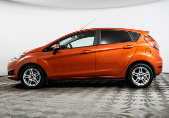 Подержанный автомобиль Ford Fiesta Hatchback 2015 года (8 фото)