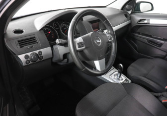 Подержанный автомобиль Opel Astra Hatchback 2011 года (5 фото)