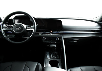 Подержанный автомобиль Hyundai Elantra Sedan 2020 года (8 фото)