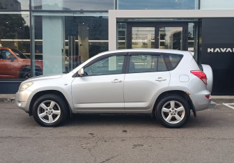 Подержанный автомобиль Toyota RAV4 2006 года (8 фото)