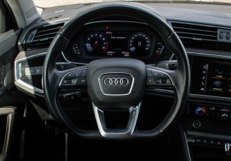 Подержанный автомобиль Audi Q3 2021 года (18 фото)