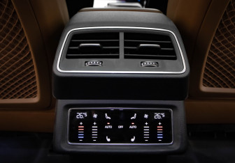 Подержанный автомобиль Audi e-tron 2021 года (33 фото)