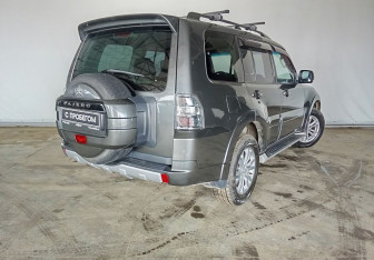 Подержанный автомобиль Mitsubishi Pajero 2013 года (6 фото)