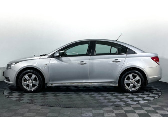 Подержанный автомобиль Chevrolet Cruze Sedan 2010 года (8 фото)