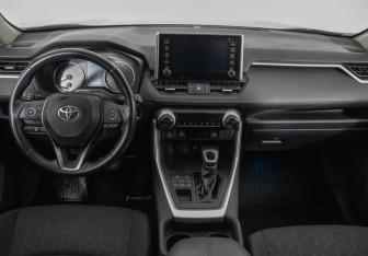 Подержанный автомобиль Toyota RAV4 2020 года (13 фото)