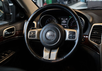 Подержанный автомобиль Jeep Grand Cherokee 2012 года (13 фото)