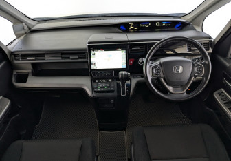 Подержанный автомобиль Honda Stepwgn 2018 года (29 фото)