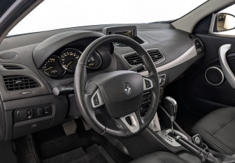 Подержанный автомобиль Renault Fluence 2011 года (15 фото)