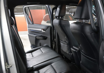 Подержанный автомобиль Toyota Hilux 2020 года (11 фото)