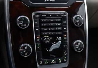 Подержанный автомобиль Volvo XC70 2012 года (15 фото)