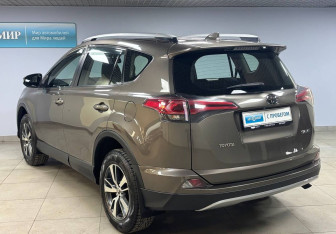 Подержанный автомобиль Toyota RAV4 2018 года (7 фото)