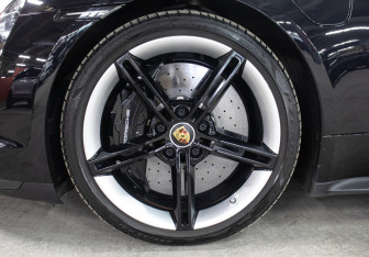 Подержанный автомобиль Porsche Taycan 2021 года (33 фото)