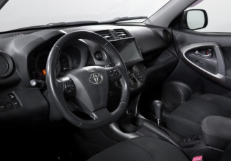 Подержанный автомобиль Toyota RAV4 2010 года (14 фото)