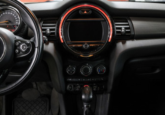 Подержанный автомобиль MINI Hatch 2016 года (14 фото)