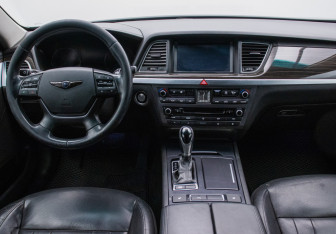 Подержанный автомобиль Hyundai Genesis 2014 года (13 фото)