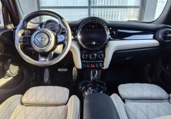 Подержанный автомобиль MINI Hatch 2021 года (18 фото)