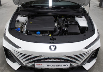 Подержанный автомобиль Changan UNI-V 2024 года (9 фото)
