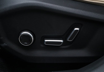 Подержанный автомобиль Geely Monjaro 2025 года (23 фото)