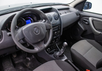 Подержанный автомобиль Renault Duster 2015 года (9 фото)