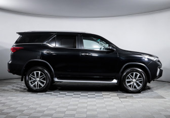 Подержанный автомобиль Toyota Fortuner 2017 года (4 фото)