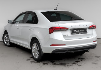 Подержанный автомобиль Skoda Rapid Liftback 2022 года (7 фото)