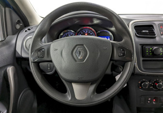 Подержанный автомобиль Renault Sandero 2015 года (22 фото)