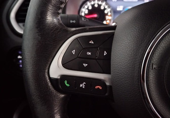 Подержанный автомобиль Jeep Renegade 2015 года (14 фото)