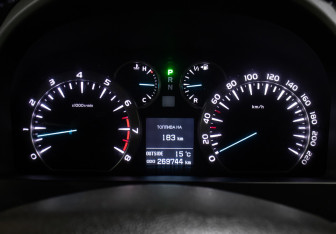 Подержанный автомобиль Toyota Alphard 2012 года (13 фото)