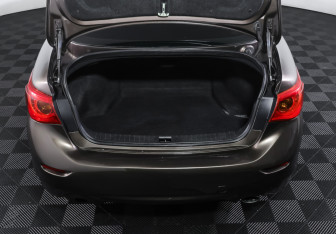 Подержанный автомобиль Infiniti Q50 2014 года (9 фото)