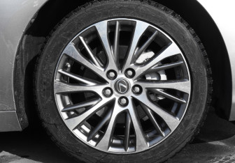 Подержанный автомобиль Lexus ES 2019 года (24 фото)