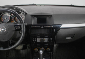 Подержанный автомобиль Opel Astra Sedan 2008 года (14 фото)