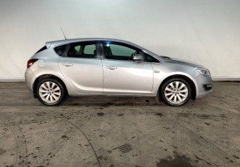 Подержанный автомобиль Opel Astra Hatchback 2012 года (7 фото)