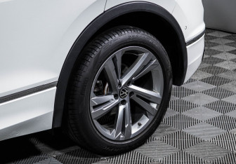 Подержанный автомобиль Volkswagen Tiguan 2021 года (15 фото)