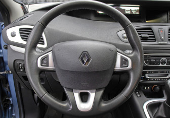 Подержанный автомобиль Renault Scenic 2011 года (17 фото)